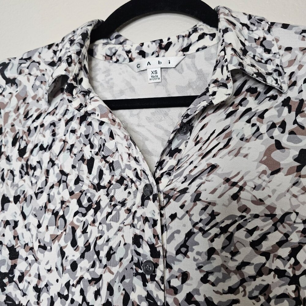 Cabi Xs Grey Abstract Print Collar Button Up Casu… - image 4
